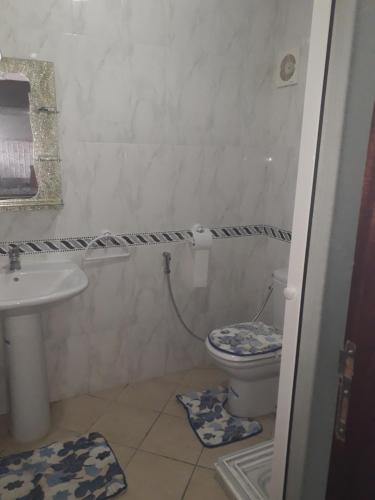La salle de bains est pourvue de toilettes et d'un lavabo. dans l'établissement Charmant Studio piscine mdiq CaboNégro Martil, à Cabo Negro