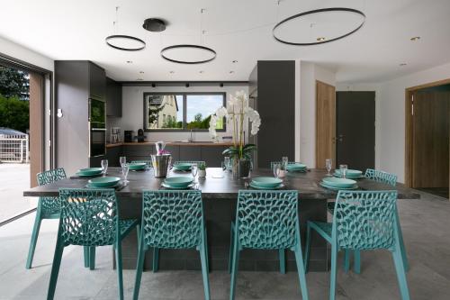 Khu vực ghế ngồi tại Gites Spa Strasbourg - Villa Gorille - SPA Privé, Sauna, Borne d'arcade, Babyfoot