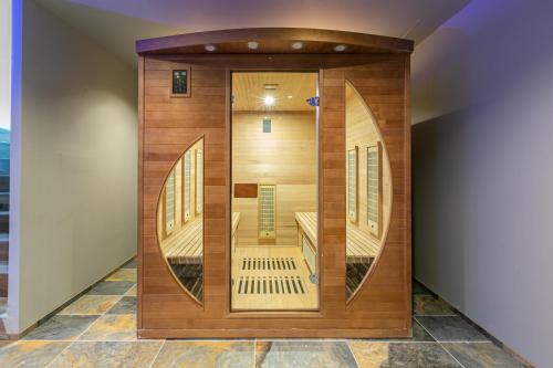 una puerta de madera con un banco en una habitación en Villa gorille - 240m2- 6chb - SPA-Sauna-Babyfoot-Arcade en Ittenheim