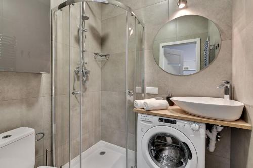 y baño con lavadora y lavamanos. en Hallera Studio Apartment Gdańsk, en Gdansk