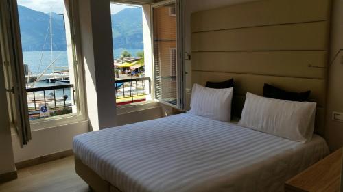 sypialnia z łóżkiem i widokiem na ocean w obiekcie Hotel Danieli La Castellana lago di Garda w Brenzone sul Garda