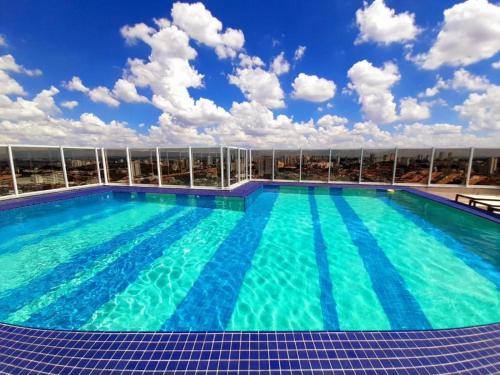 a large swimming pool on the roof of a building at Terraço Harmony Flats GRU in Guarulhos