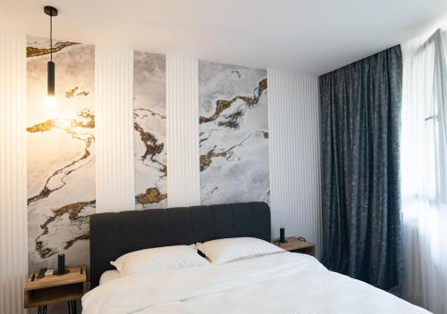 una camera da letto con un letto e un quadro sul muro di Garsoniera LUX Tineretului a Bucarest