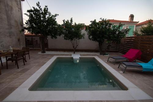 Villa Samos - Renovated stone villa with private pool- 2 min from the sea!の敷地内または近くにあるプール