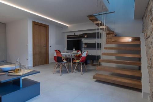 Villa Samos - Renovated stone villa with private pool- 2 min from the sea!にあるシーティングエリア