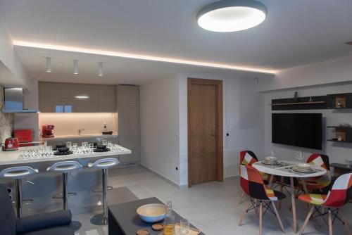 Villa Samos - Renovated stone villa with private pool- 2 min from the sea!にあるキッチンまたは簡易キッチン