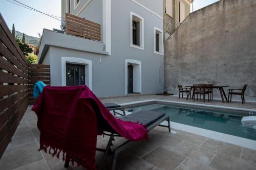 Villa Samos - Renovated stone villa with private pool- 2 min from the sea!の敷地内または近くにあるプール