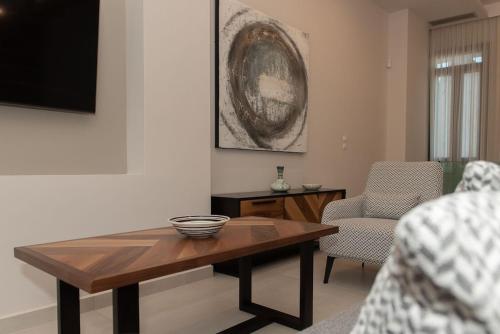 Villa Samos - Renovated stone villa with private pool- 2 min from the sea!にあるシーティングエリア