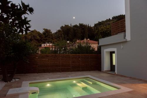 Villa Samos - Renovated stone villa with private pool- 2 min from the sea!の敷地内または近くにあるプール