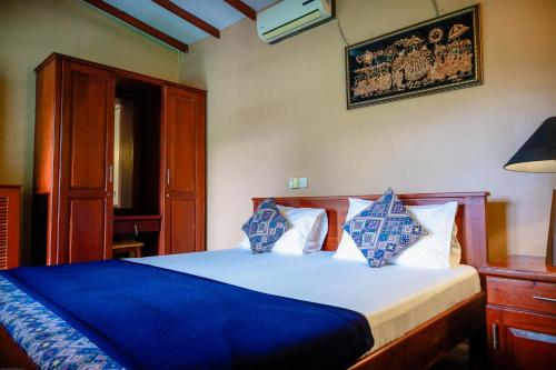 康提的住宿－Funk Bunks Hostel - Bed & Breakfast，一间卧室配有一张带蓝色和白色枕头的床