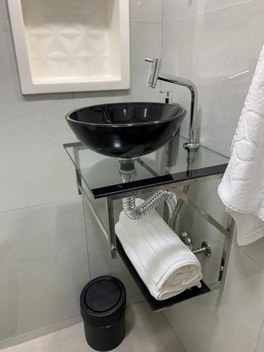 baño con lavabo negro sobre una mesa de cristal en Loft 215 da Lapa, Rio de Janeiro en Río de Janeiro