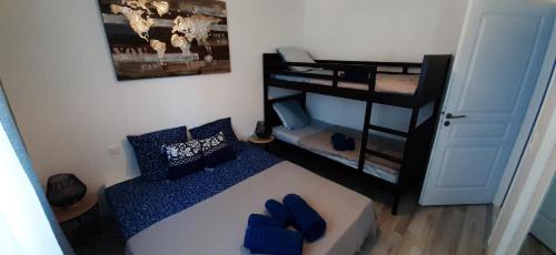 a small room with a bed and a bunk bed at BASSIN D'ARCACHON, Maison vacances climatisée au calme, proche plage in Lanton