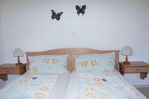 ライト・イム・ヴィンクルにあるHaus Illmauのベッドルーム1室(蝶が壁に描かれたベッド1台付)