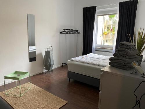 1 dormitorio con cama y ventana en soulfactory budget, en Neu-Ulm