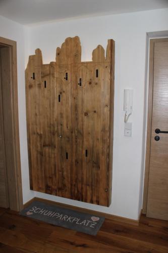 a wooden door on the wall of a room at Ferienapartment Horn in Altendorf