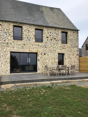 Zdjęcie z galerii obiektu Grange rénovée à neuf avec vue sur la baie w mieście Tourville-sur-Sienne