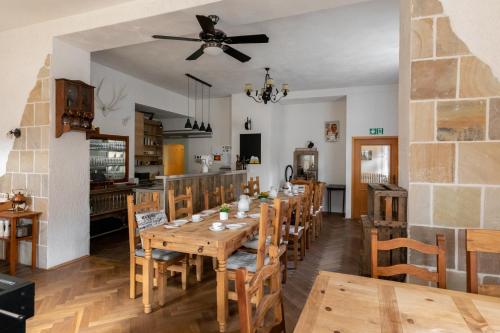 uma sala de jantar com uma mesa e uma cozinha em Schmökermühle em Andernach