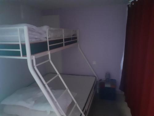 מיטה או מיטות קומותיים בחדר ב-Le repos beaurepairien