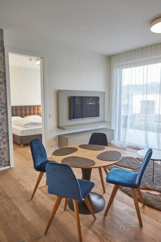 TV a/nebo společenská místnost v ubytování Hermitage Apartments