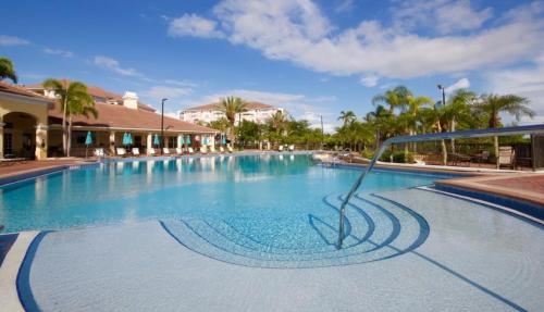 une grande piscine dans un complexe dans l'établissement Penthouse Lake View 3 bed Condo Convention Center condo, à Orlando