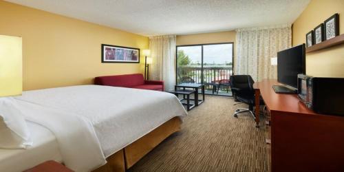 Holiday Inn Express Tifton by IHGにあるテレビまたはエンターテインメントセンター