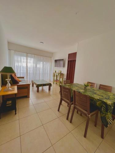 un ampio soggiorno con tavolo e sedie di Amplio departamento al frente en zona Plaza Colón - SOLO FAMILIAS - a Mar del Plata