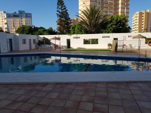 una piscina en medio de una ciudad en Cassinello Roquetas en Roquetas de Mar