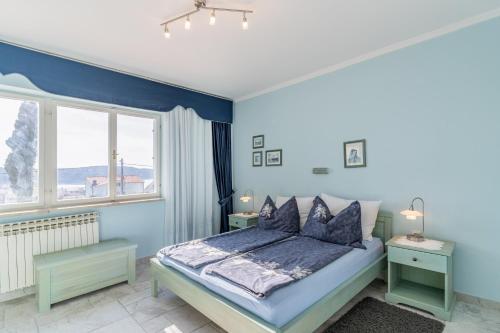 Posteľ alebo postele v izbe v ubytovaní Apartments by the sea Barbat, Rab - 3203