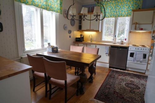 Virtuvė arba virtuvėlė apgyvendinimo įstaigoje Jugendhuvila Fiskarsissa