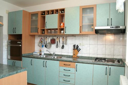 Kuchyňa alebo kuchynka v ubytovaní Apartment Vrboska 4634b