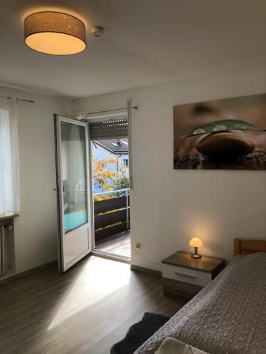 um quarto com uma cama e uma porta de vidro deslizante em Family Apartment Bavaria em Füssen