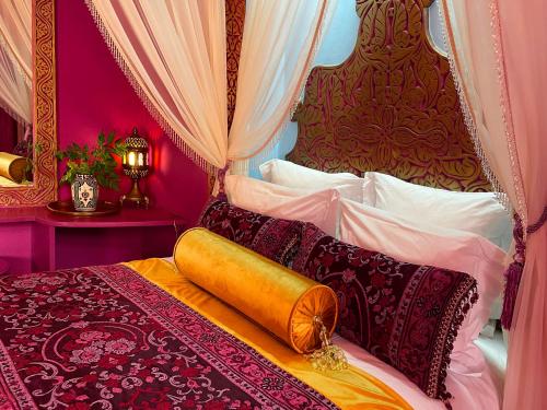 Una cama o camas en una habitación de Riad Dar El Malaika