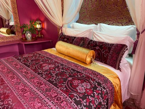 Una cama o camas en una habitación de Riad Dar El Malaika