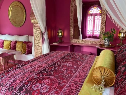 Una cama o camas en una habitación de Riad Dar El Malaika