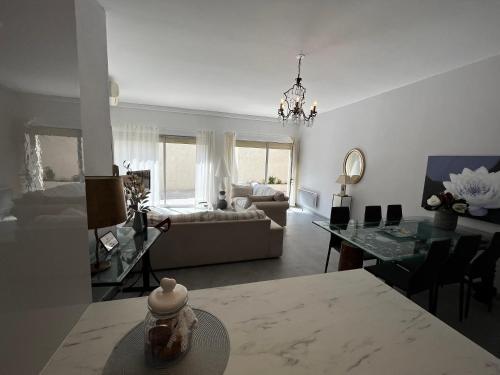 un salon avec un canapé et une table dans l'établissement AU COEUR DES LICES *** CENTRE HISTORIQUE AVIGNON, à Avignon