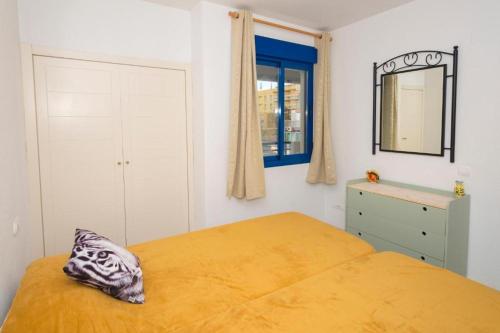 1 dormitorio con cama con almohada en Appartement équipé CALPE Espagne, 4 couchages, terrasse, piscines, climatisation, garage et WIFI gratuits, en Calpe
