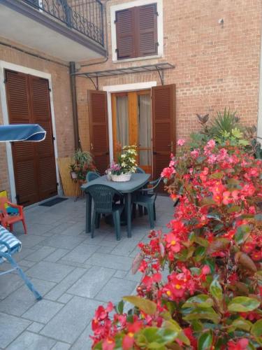 PortacomaroにあるA casa di Biancaの赤い花が咲くパティオ(テーブル付)