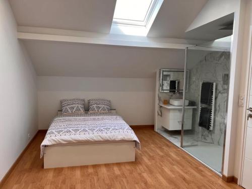 - une chambre avec un lit et un miroir dans l'établissement Maison avec Jacuzzi Marseille, à Marseille