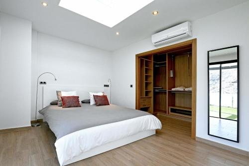 モガンにあるVilla Morro del Guincho 31の白いベッドルーム(ベッド1台、窓付)