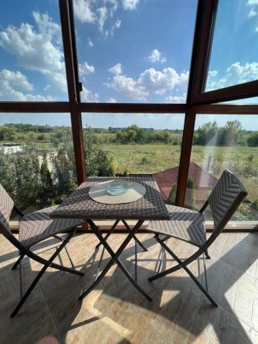 d'une table et de chaises sur un balcon avec vue. dans l'établissement Ami Residence Bucharest Airport,Therme&FREE PARKING Otopeni, à Otopeni