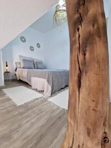 um quarto com uma cama e uma árvore em Little Paradise in El Médano em Granadilla de Abona