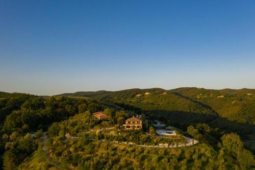 an aerial view of a house on a hill at Il Poggio degli Olivi in Bettona