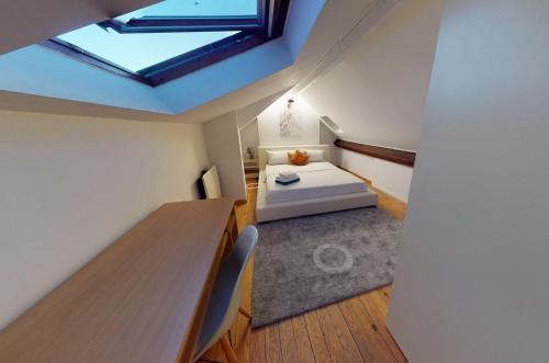 2 Bedroom Apartment with a Rooftop Terrace on 3rd floor tesisinde bir odada yatak veya yataklar