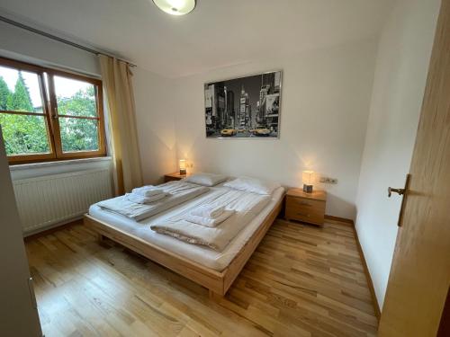 1 dormitorio con 1 cama grande y 2 lámparas en Haus Monika, en Kirchberg in Tirol
