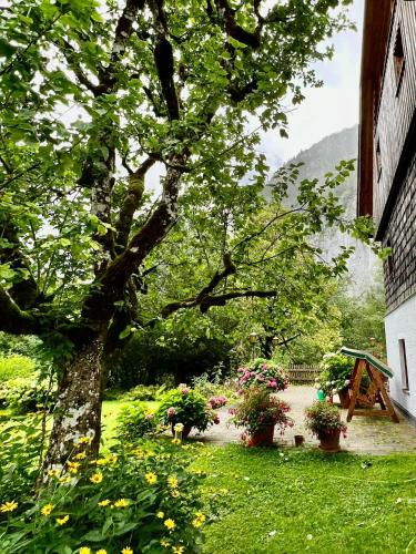 Ein Garten an der Unterkunft Weichselboden, Alte Schule