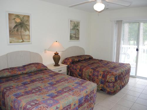Habitación de hotel con 2 camas y ventana en 3008M condo, en Calabash