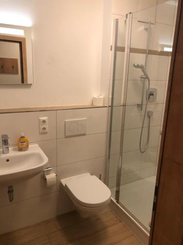 La salle de bains est pourvue d'une douche, de toilettes et d'un lavabo. dans l'établissement Pension Beil, à Sauerlach
