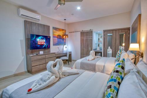une chambre d'hôtel avec deux cygnes assises sur deux lits dans l'établissement Casa Nicole Boutique Hotel, à Puerto Vallarta
