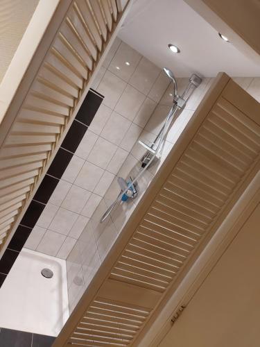 a kitchen with a ceiling with blinds and a sink at Prins Appartementen in Egmond aan Zee