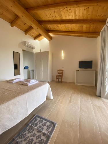 a large bedroom with a bed and a tv at Il Vistamare in Rudalza